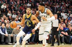 爱游戏亚洲官网-雄鹿队锋线奏效，逆转终结客场连败