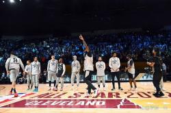 爱游戏体育直播-热火主场大胜尼克斯，止住两连败(热火主场大胜尼克斯,止住两连败了吗)