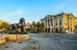 皇家马德里大胜比利亚雷亚尔，巴萨不敌格拉纳达，西甲榜首之争激烈