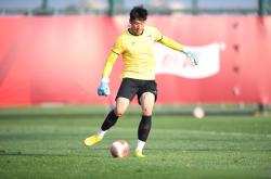 爱游戏官方入口-场上精彩瞬间，球员英姿飒爽，助力球队取胜(球场上人声鼎沸,大家都在为各自的队伍加油助威)