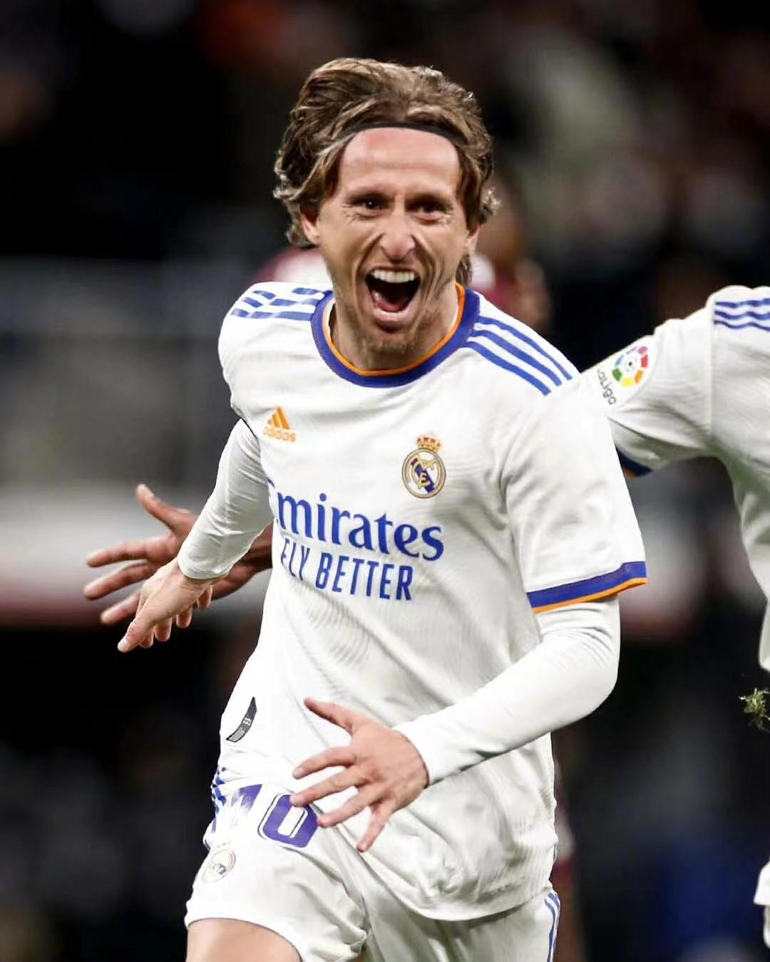 莫德里奇复出助攻，皇马逆袭登顶