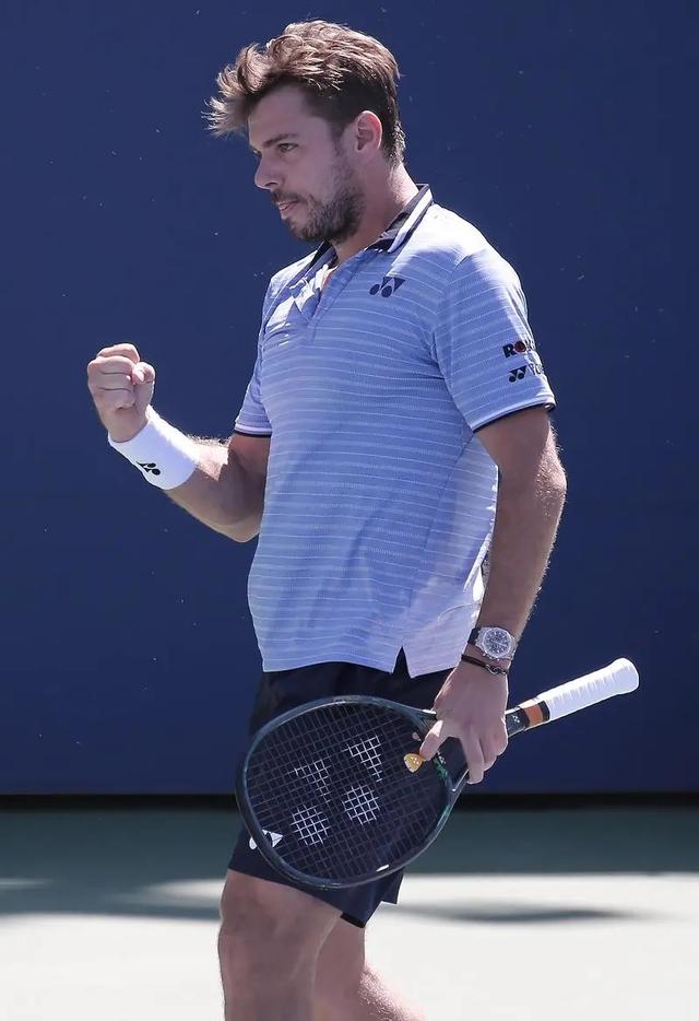 青年球员接受老将点拨，备战态度诚恳丝毫不懈怠