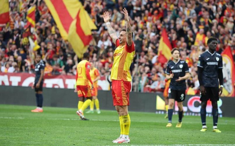 包含朗斯球迷准备欢庆球队的胜利的词条