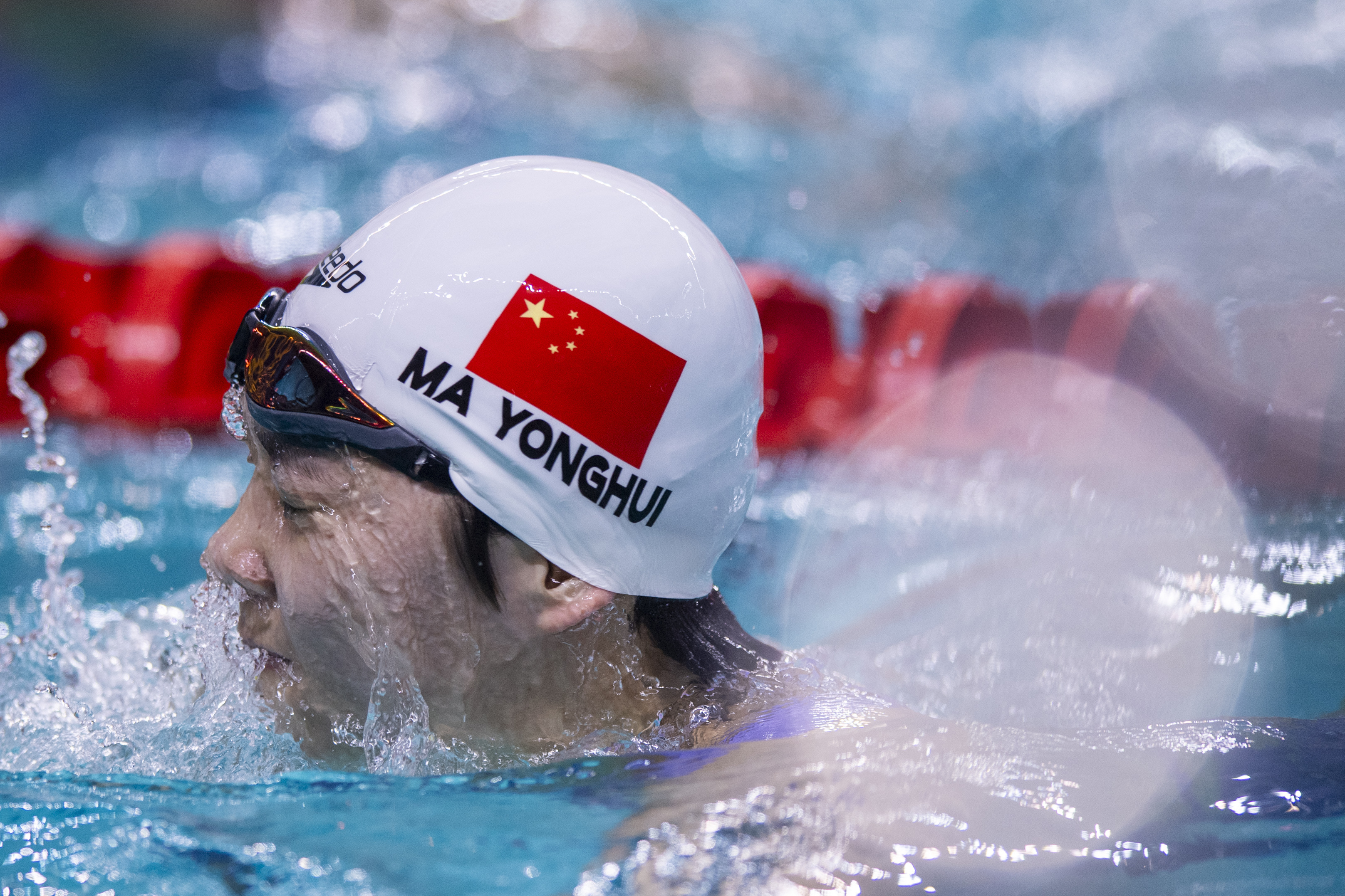 世界最高纪录刷新，轻松获得游泳冠军